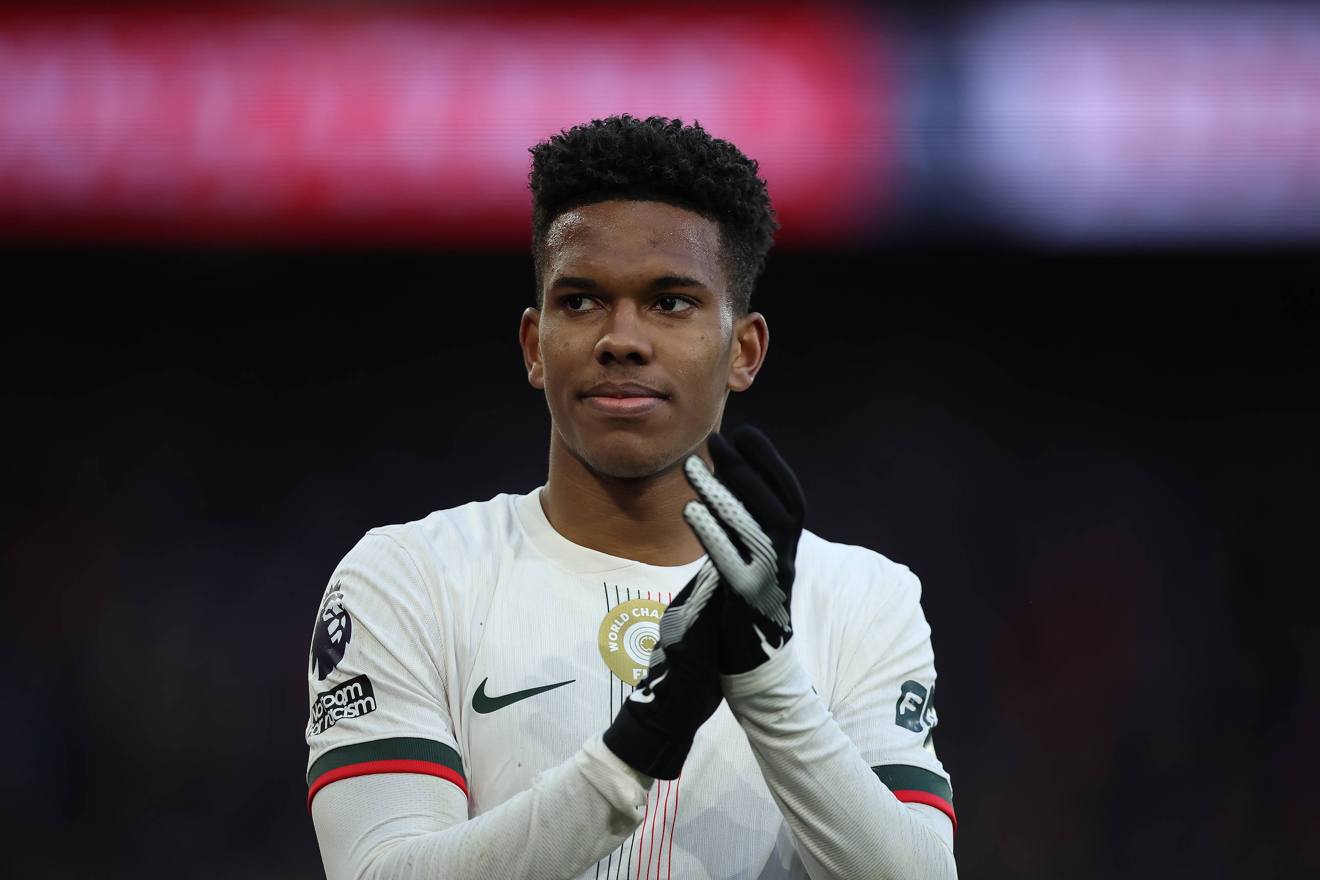 完美体育官网-标晚报切尔西伤情：埃斯特旺和约恩森有望对阵巴黎复出